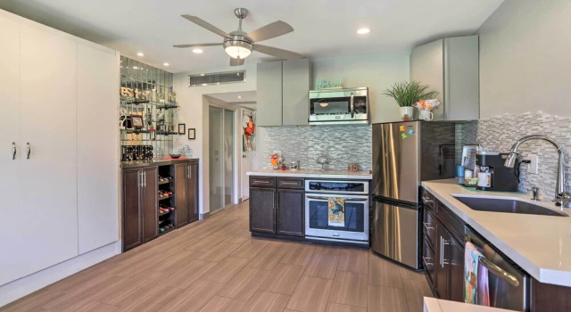 Pool & Hot Tub Access: Palm Desert Studio Condo, Забронировать Отель Палм-Дезерт Coachella Valley, рядом с Living Desert Zoo Gardens