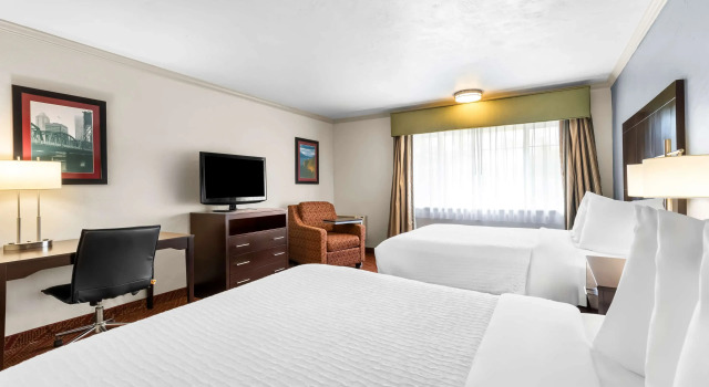 Четырёхместный номер Standard Best Western Plus Parkway Inn