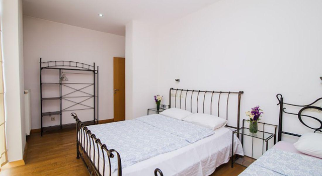 Confiant Hotel, Забронировать Отель Мтацминда Тбилиси, рядом с Tеатр имени Марджанишвили