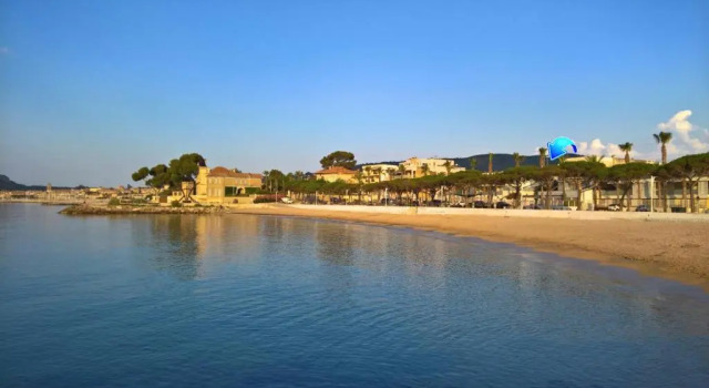 Logement climatisé avec jardin et parking pour 2 personnes en bord de plage, Забронировать Отель Отели Ла-Сьота с парковкой, рядом с Plage Cyrnos, Парковка