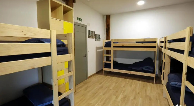 Кровать в общем номере Albergue La Incera