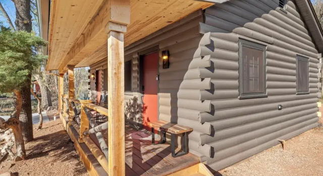 Timber Lodge Cabins 27, Buchen Sie Ferienhaus Hotels in Colorade Springs mit Pool, Schwimmbad