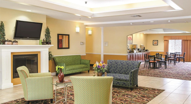 Кровать в общем номере La Quinta by Wyndham Mobile Satsuma / Saraland