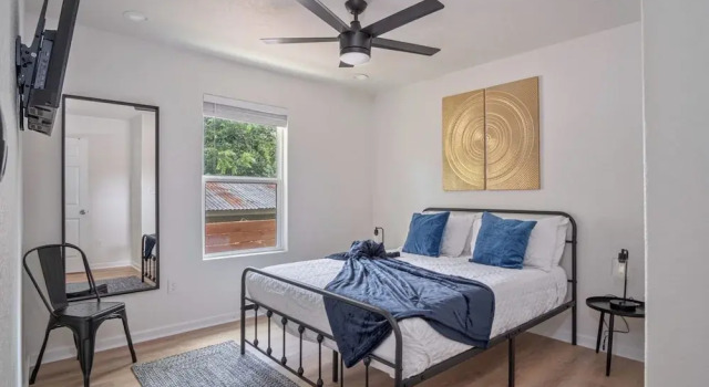 Historic Comfort 2BR/1BA Guesthouse Near Riverwalk, Book Pension Gæstehuse i Bexar County, Pension