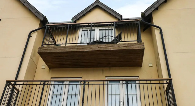 24 Rhodewood House