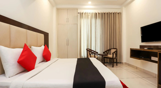FabHotel Noida Suites Sector 20, Забронировать Отель Нойда штат Уттар-Прадеш