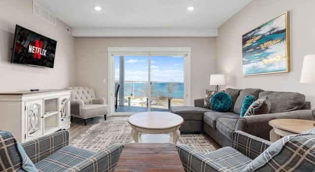 Номер Standard 539 Bay St. Lake View Condo Unit 401W
