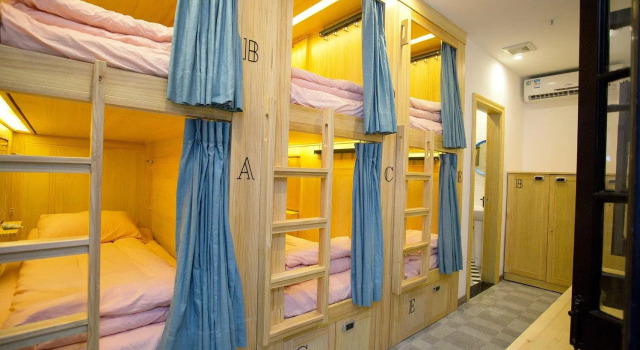 Кровать в общем номере (мужской номер) Dengba Hostel Shanghai Flagship Store