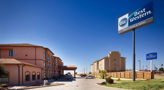 Кровать в общем номере Best Western Palace Inn & Suites