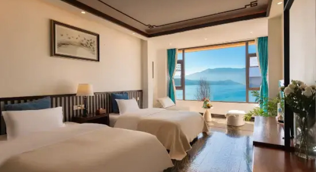 Номер Standard с видом на озеро Lugu Lake Yunshang Holiday Hotel