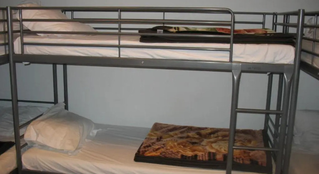 Кровать в общем номере Guest House Amsterdam