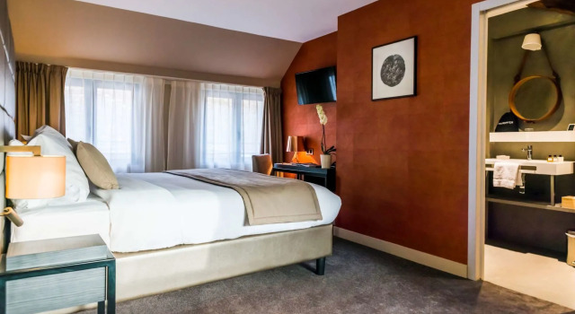 Ezia, Book Hotel  