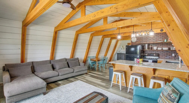 Коттедж Garden City Home w/ Fire Pit: Walk to Bear Lake!