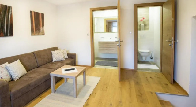 Ferienhof HINTERSTRASSER, Book Hotel Mondsee 