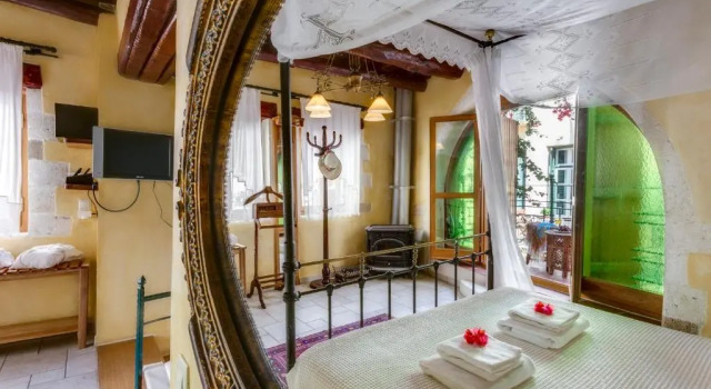 Люкс Deluxe Ifigenia Lux MAISONETTE in oldtown and Villas in theriso vilage 14 km outside of chania