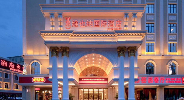 Vienna Hotel Shenzhen Longgang Dayun Center Branch, Rezerwuj Hotel Hotele w Shenzhen z parkingiem, Parking