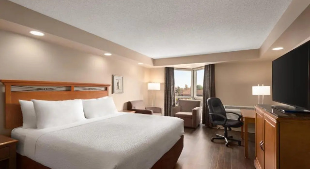 Двухместный клубный номер Royal Hotel West Edmonton, Trademark Collection by Wyndham