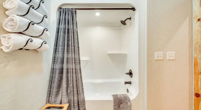 Walk to Restaurants: Hot Tub Haven in Broken Bow!, Boek Vakantiehuis Broken Bow Oklahoma