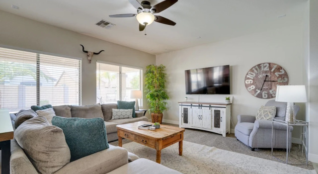 Luxe Surprise Home: Pool, Putting Green & Hot Tub!, Book Hotel Surprise Phoenix Metropolitan Area