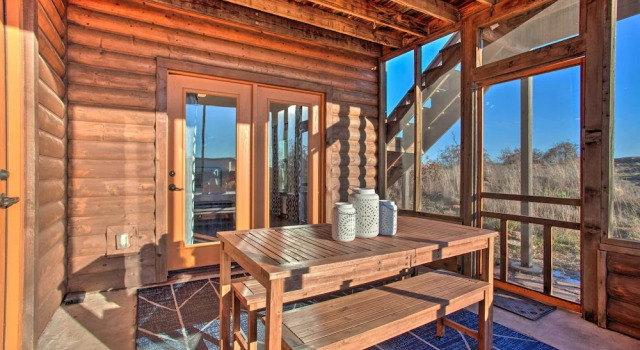 Коттедж с 2 комнатами с балконом Updated Cabin w/ 360-degree Mtn View: 1 Mi to Lake