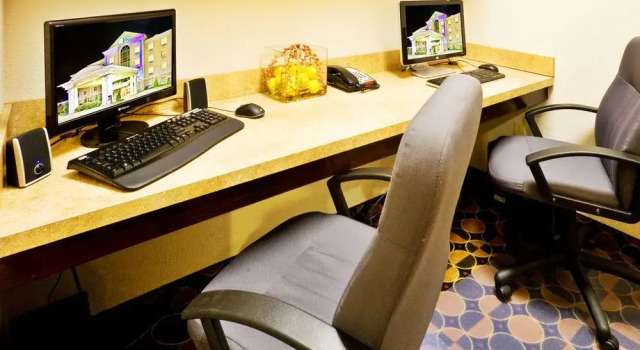 Holiday Inn Express & Suites Denison North-Lake Texoma