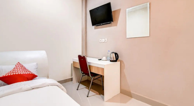 Номер Deluxe RedDoorz Hotel Baaraka near Living World