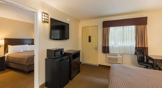 Четырёхместный люкс Key Inn and Suites