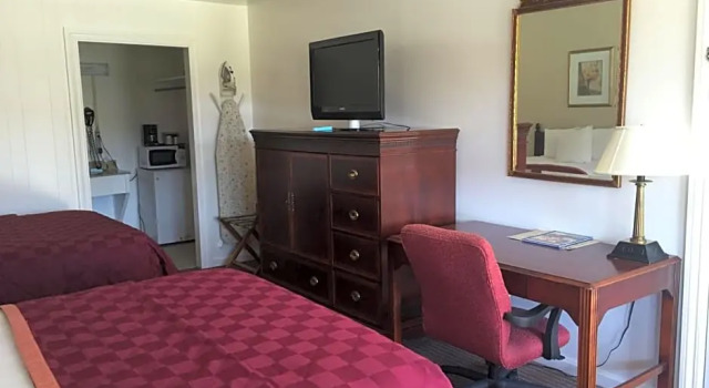 Четырёхместный номер Standard Elizabethan Inn