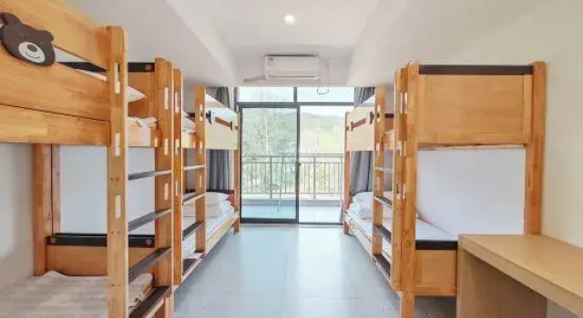 Кровать в общем номере (женский номер) Anhui Tianzhu Mountain Study Camping Hotel (Tianzhu Mountain Museum)