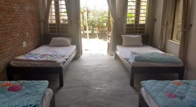 Кровать в общем номере The Seaside Bungalow Hostel and Bar