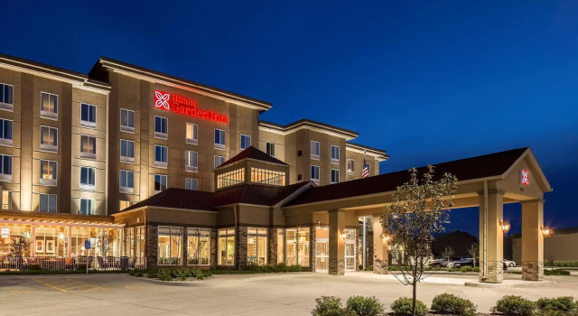 Кровать в общем номере Hilton Garden Inn Bettendorf/ Quad Cities