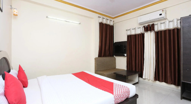 OYO 7828 Hotel Saket