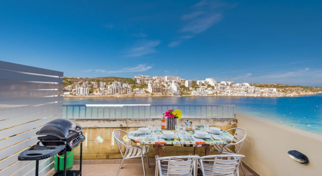 Blue Harbour Seafront Penthouse with large terrace, Rezervați Apartament Xemxija Bay Malta