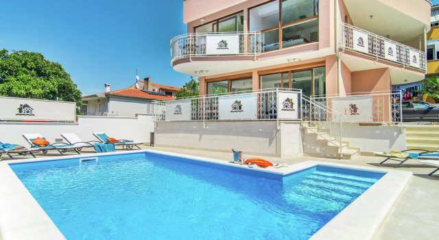 Modern Villa with Private Pool & Hot Tub near Center & Beach, Забронировать Вилла Отели Новиград 3 звезды, 3*