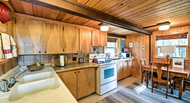 Коттедж Serene Washington Escape w/ Deck & Mountain Views!