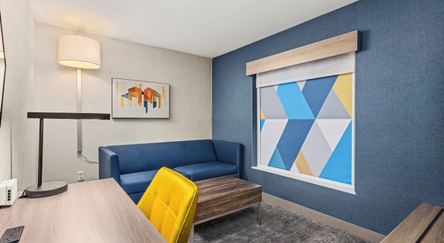 Четырёхместный люкс Holiday Inn Express Hotel & Suites Lincoln-Roseville Area by IHG