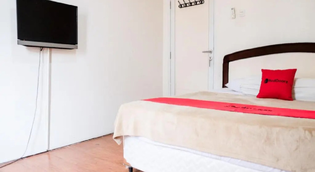 Standard Doppel Zimmer RedDoorz near Kebun Raya Bogor 2