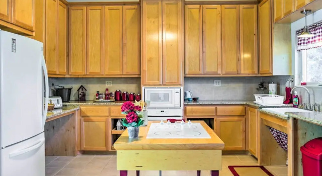 Коттедж Johnson City Home w/ Hot Tub - Close to Wineries!