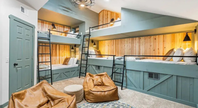 Номер Standard Penthouse 7 on Taneycomo - Chic Waterfront Condo!
