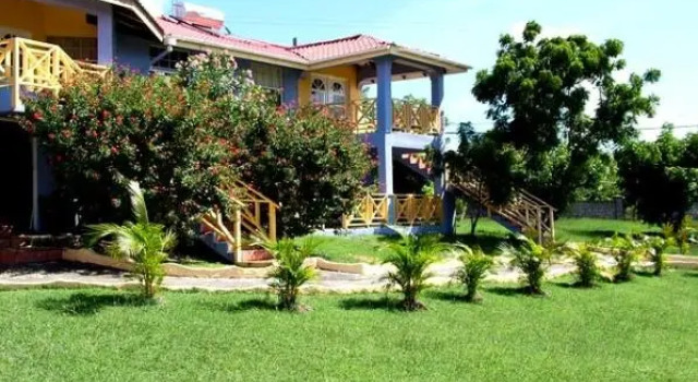 Полулюкс True Blue Bay Resort