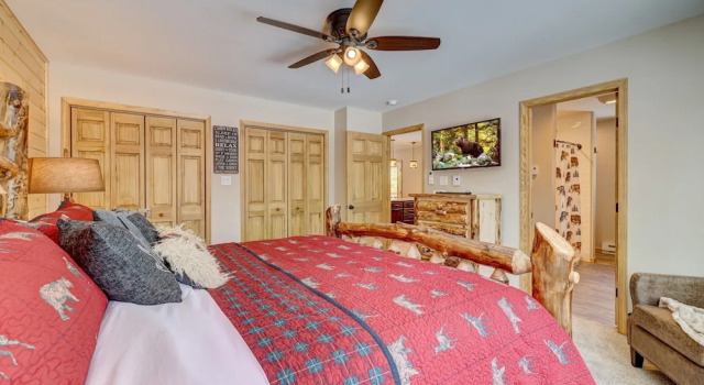 Кровать в общем номере Over the Top Lodge by Avantstay Hot Tub, Shared Pool, Beach/lake Access