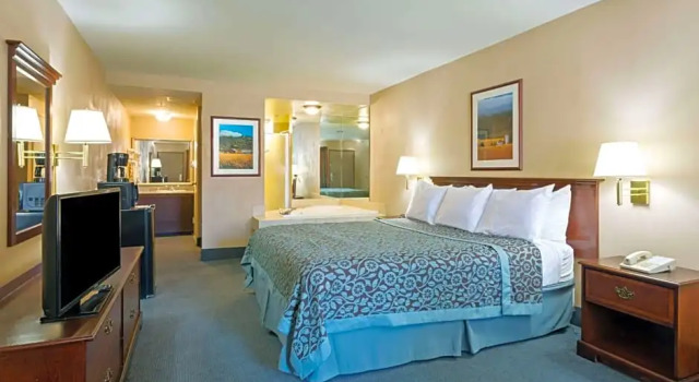 Номер Standard Days Inn by Wyndham Fontana / Rialto