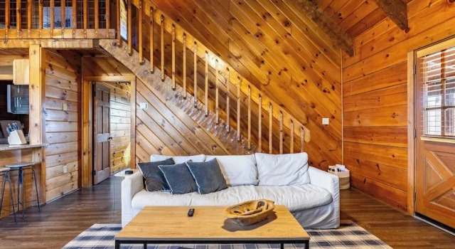 Dudley II by Avantstay Game Room + Enclosed Deck w/ Hot Tub & Views Cozy