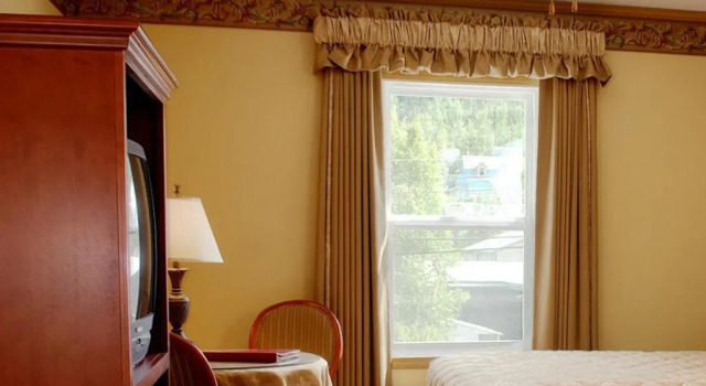 Четырёхместный номер Standard Holland America Dawson City Inn