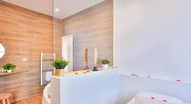 Escapade en Amoureux T2 luxueux, Love Room avec balnéo, 60m gare - hypercentre - La Porte Bleue 4