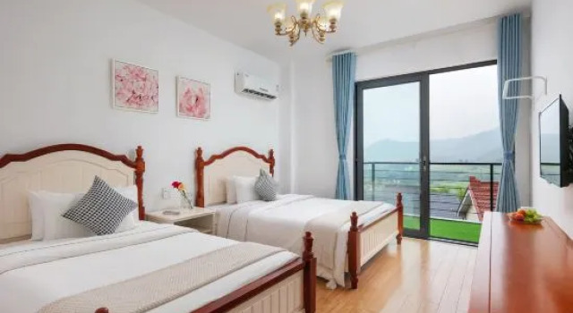 Люкс с 2 комнатами с балконом Huayin Inn