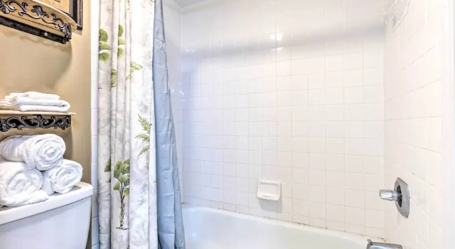 Апартаменты с 3 комнатами с балконом Beachfront Condo With Balconies & Pool Access!