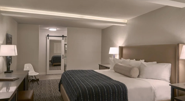 Двухместный номер Standard с видом на бассейн Fredericksburg Inn and Suites