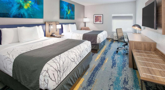 Четырёхместный номер Deluxe La Quinta Inn & Suites by Wyndham Dallas/Fairpark