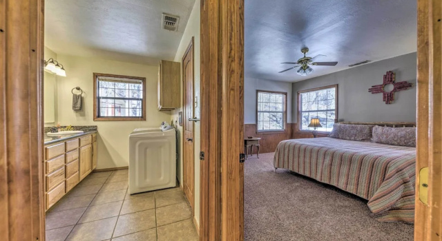 Коттедж с 3 комнатами с балконом Lovely Creekside Ruidoso Home w/ Hot Tub & Deck!